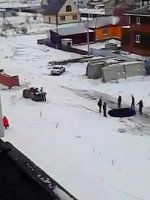 Каток для укладки асфальта застрял в снегу (видео)